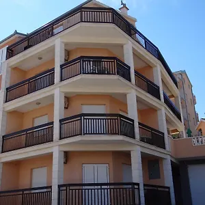 Lola Trogir